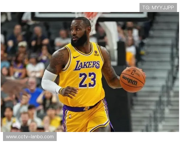 詹姆斯场边指导年轻球员,湖人老将领袖作用凸显 詹姆斯场边指导年轻球员,湖人老将领袖作用凸显